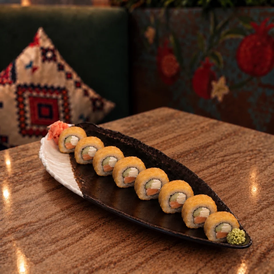 Saki (жареные роллы с лососем и сыром)